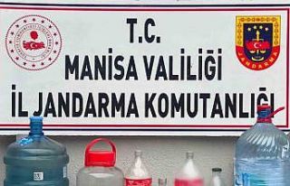 Salihli’de sahte rakı ve kaçak makaron ele geçirildi