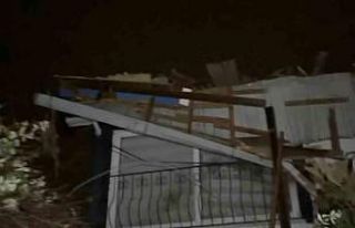 Samsun’da fırtına etkili oldu: Çatılar uçtu,...