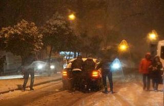 Samsun’da yoğun kar yağışı sürücülere zor...