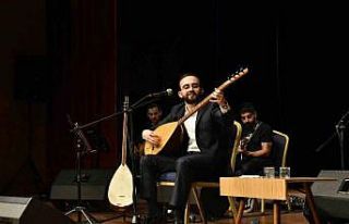 Sanatçı Salih Gündoğdu’dan Ata Sahne’de türkü...