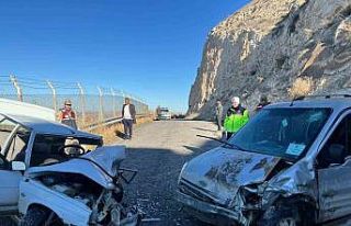 Şanlıurfa’da 2 araç çarpıştı: 3 yaralı