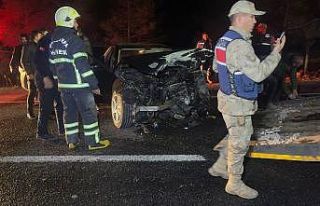 Şanlıurfa’da iki araç kafa kafaya çarpıştı:...