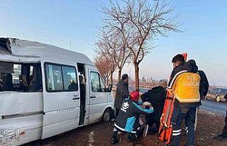 Şanlıurfa’da işçi servisi ağaca çarptı: 7...
