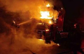 Şanlıurfa’da seyir halindeki tır alev topuna...