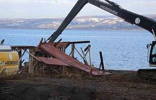 Sapanca gölü kıyısında kaçak yapıların yıkımına...