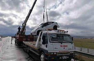 Şarampole devrilen Tesla’da 2 kişi yaralandı