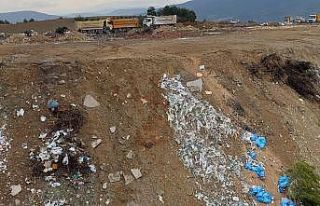 Şarampole yuvarlanan kamyonetteki 2 kişi yaralandı