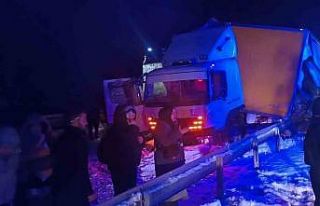 Sarıkamış’ta otobüs kamyona çarpı: 9 yaralı
