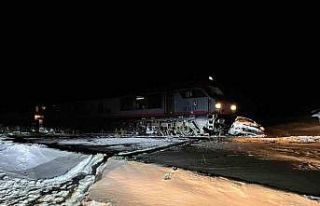 Sarıkamış’ta yük treni otomobile çarptı: 1...