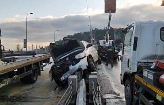 Sarıyer’de otomobil aydınlatma direğine çarptı