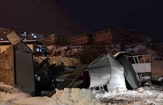 Sason’da yoğun kar yağışı nedeniyle iş yerinin...