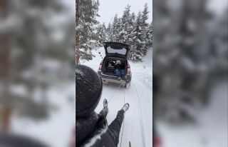 Şavşat’ta geleneksel tahta kızaklarla kış eğlencesi