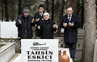 Şehit Jandarma Komando Er Tahsin Eskici kabri başında...