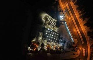 Şehitlikte yılbaşı gecesi: Aileler dualarla yeni...