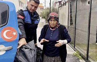 Sel riskine karşı sahada olan zabıta ekipleri vatandaşa...