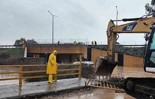 Sel suları yükseline minibüsün üzerinde mahsur...