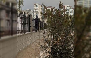 Selde kaldırım kayboldu, hastane duvarından yürüyerek...