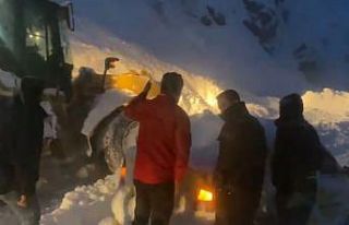 Şemdinli’de çığ altında can pazarı: Karayolları...