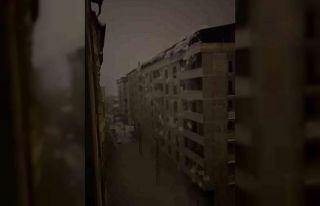 Şemdinli’de tonlarca ağırlıktaki kar kütlesi...