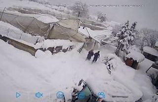 Seraların çökme anı kamerada: Kar altında kaldı,...