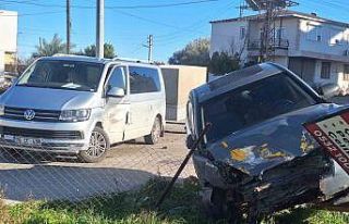 Serik’te otomobil ile minibüs çarpıştı: 1 yaralı