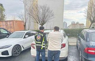 Servis sürücüsü trafikte sinirlendi, kafa atarak...