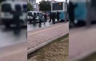 Seyir halindeki araçlara tutunarak patenle yolculuk...