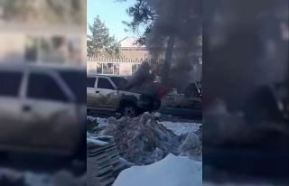 Seyir halindeki pikap alev aldı