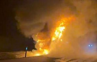 Seyir halindeki tır alev topuna döndü: Sürücü...