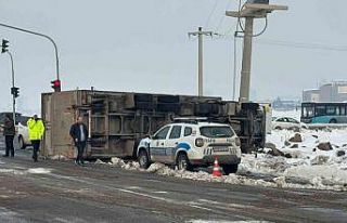 Seyir halindeki tır kayganlaşan yolda devrildi