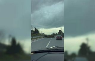 Seyir halindeki tırdan düşen saman balyaları trafiği...