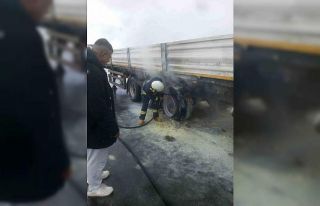 Seyir halindeki tırın lastikleri yandı