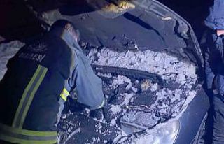 Seyir halindeyken yanan aracın motoruna karla müdahale