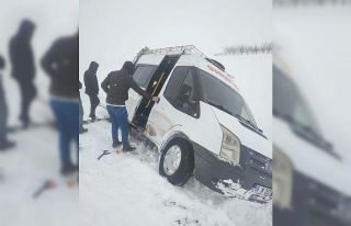 Siirt Özel İdare ekipleri hem yolları açıyor,...