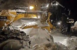 Siirt’te kardan dolayı yolda kalan aile kurtarıldı,...