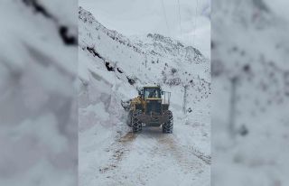 Siirt’te mahsur kalan minibüs kurtarıldı