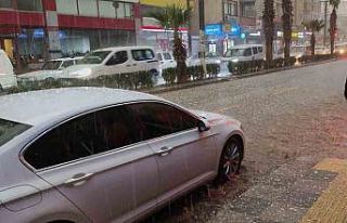 Silifke’de dolu felaketi: Sokaklar beyaza büründü,...