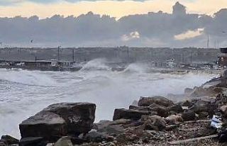 Silivri Sahilinde lodos alarmı: Dev dalgalar kıyıyı...