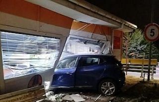 Silivri’de akollü sürücü kantar binasına çarptı:...