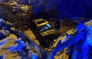 Sinop’ta buzlanan yolda otomobil dereye uçtu: 1...