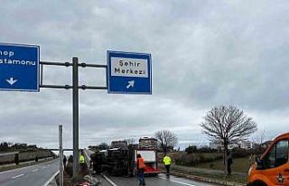Sinop’ta kamyonet devrildi