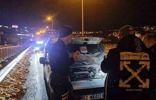 Sinop’ta seyir halindeki hafif ticari araç alev...