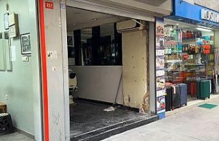 Şişli’de otomobili park edecekken dükkana daldı