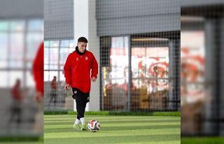 Sivasspor, yoğun kar sebebiyle kapalı sahada çalıştı