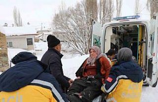 Sivas’ta kar engeline takılan hasta için ekipler...
