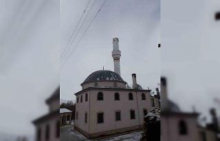 Sivas’ta şiddetli rüzgar cami minaresinin külahını...