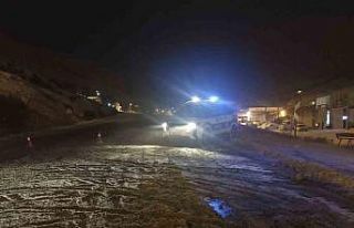 Sivas’ta yoğun kar ve tipi nedeniyle Kayseri-Malatya...