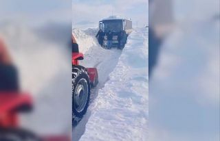 Sivas’ta yolcu midibüsü kara saplandı, mahsur...