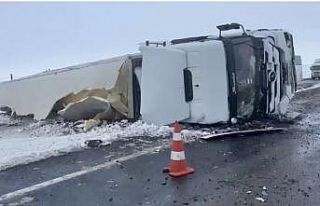Siverek-Şanlıurfa kara yolunda tır devrildi: Ulaşım...