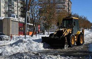 Siverek’te kar kütleleri kamyonlarla şehir dışına...